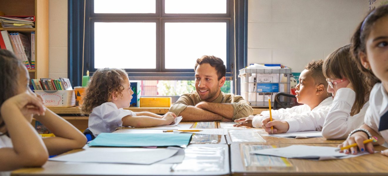Lehrer mit Schulkindern